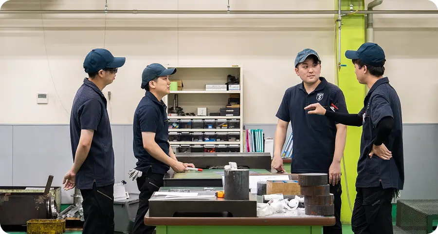 社員同士で提案し合う様子