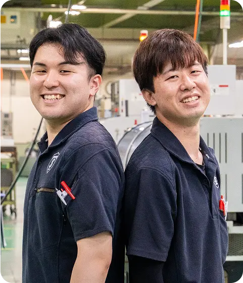 飯田工場の製造部若手社員二人の写真