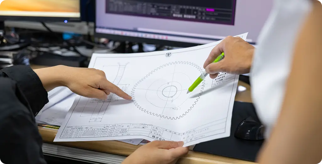 図面を見ながら話す様子
