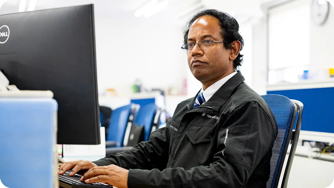 I.AがPCで作業している様子