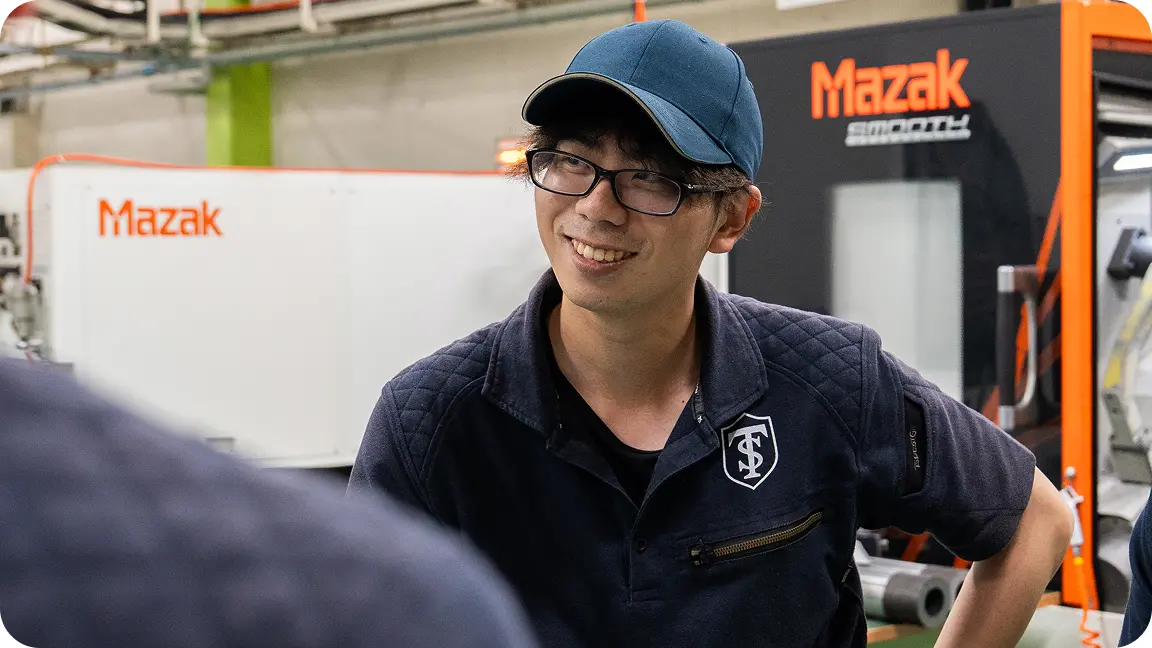 O.Tが笑顔で話す写真