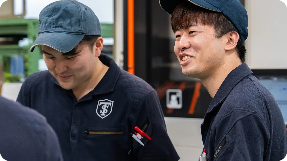 社員K.TとO.Yが笑顔で話す様子