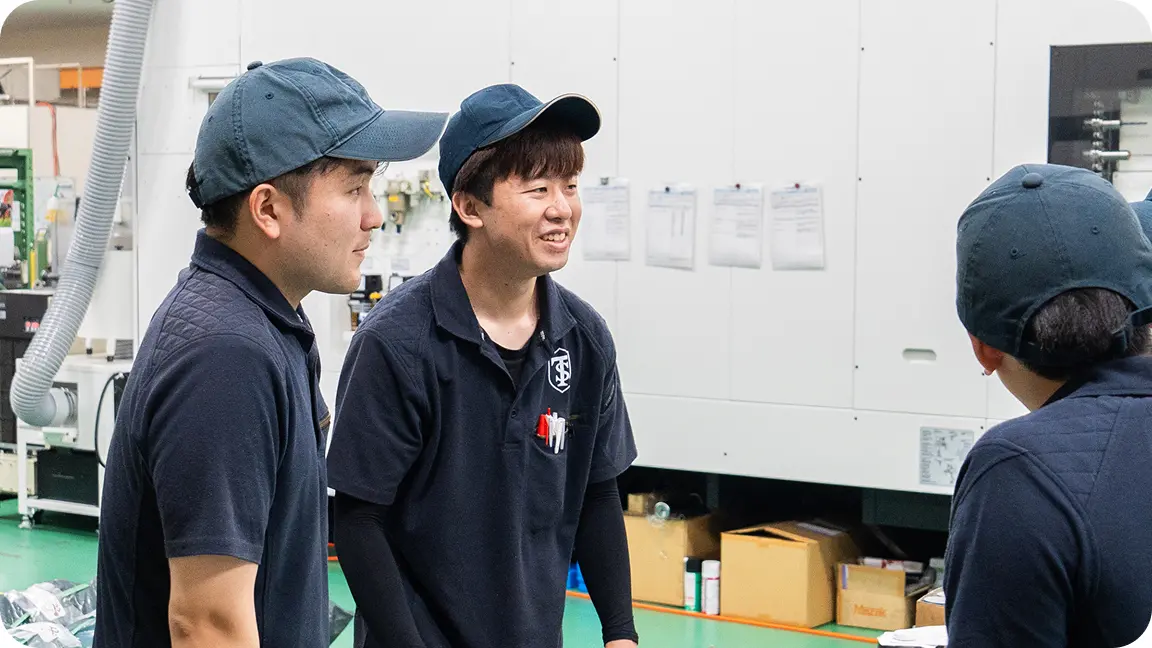 社員K.TとO.Yが打ち合わせをしている様子