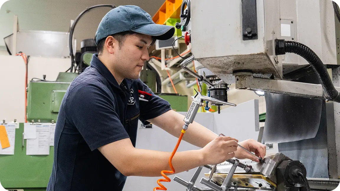 社員O.Yが作業する様子