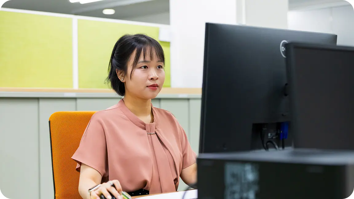 G.RがPCで作業している様子