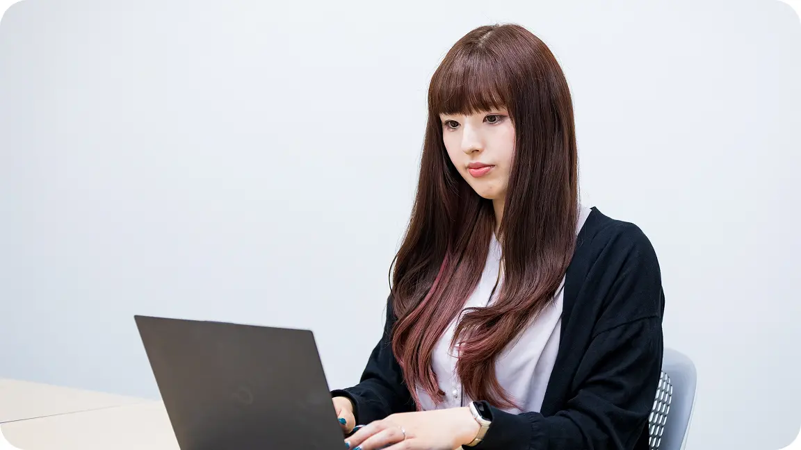 S.AがPCで作業している様子