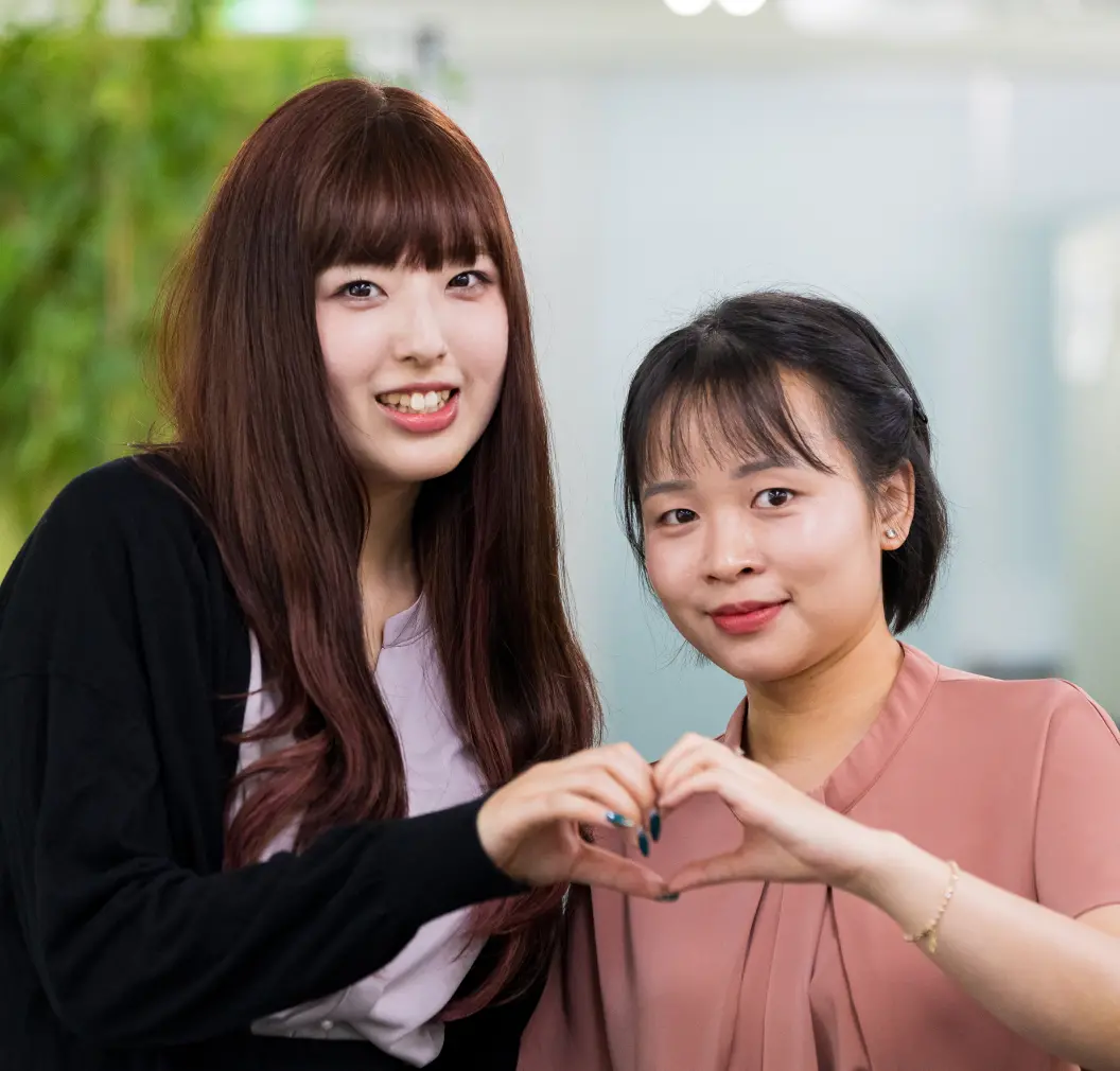 東京本社の管理統括部社員　二人の写真