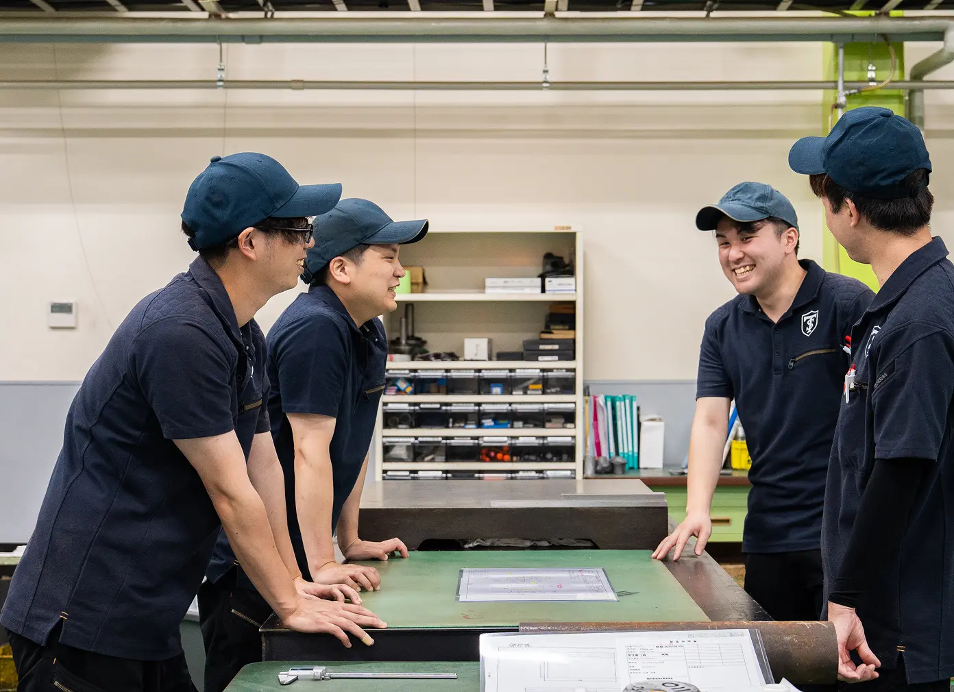 工場で打ち合わせしている様子