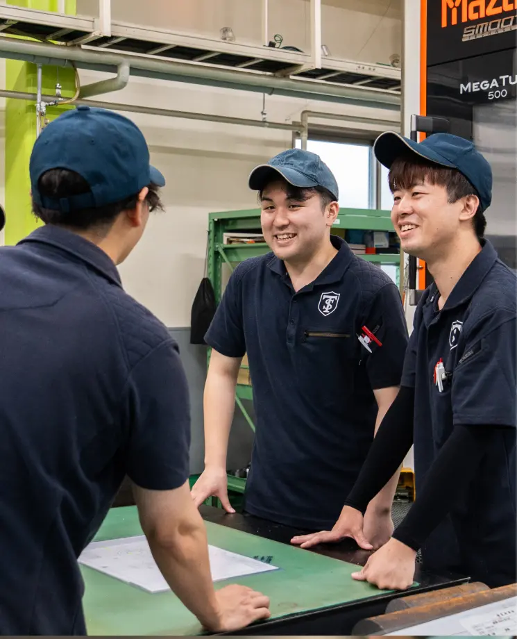 写真が笑顔で話している様子