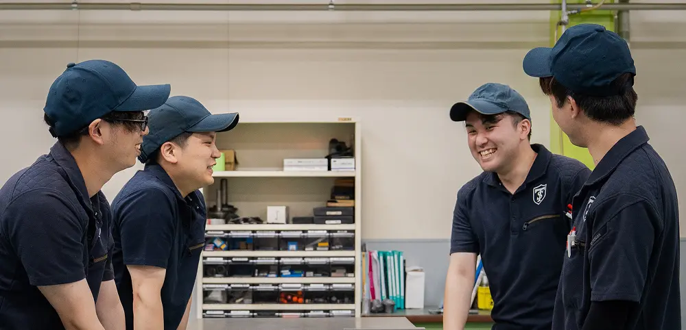 社員が笑顔で話をする様子