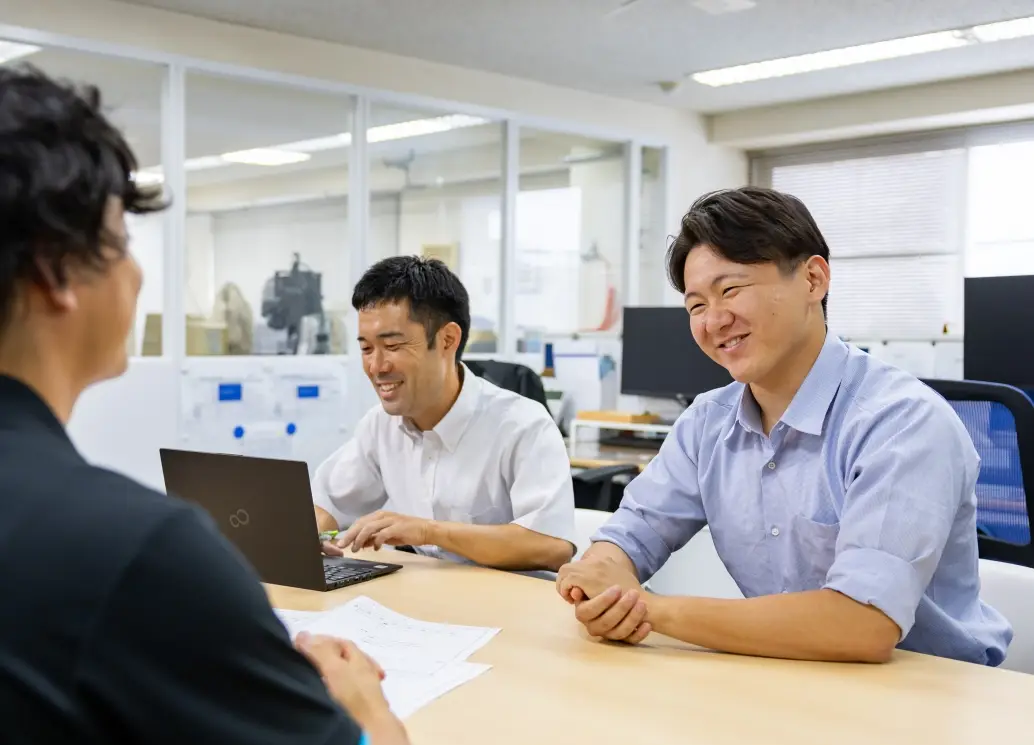 社員が話している様子