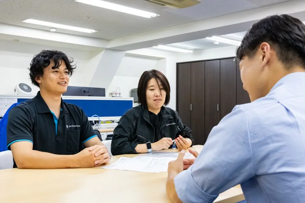 オフィスで打ち合わせしている様子