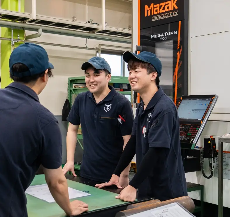 工場で打ち合わせをしている様子